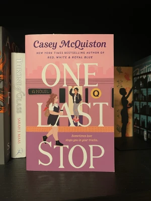 One last stop - One last stop av Casey McQuiston. På engelska. Oläst i gott skick och ingen bruten rygg.