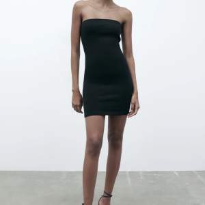 Jag säljer denna jättefina svarta tubklänningen från Zara. Den är helt oanvänd och säljer den pga att den inte kommer till användning. Jag är 166cm och om ni undrar något eller vill ha fler bilder på klänningen kan ni skriva privat.💕