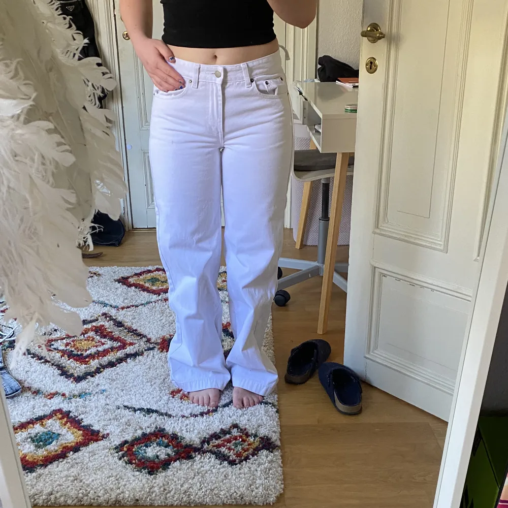 Underbara vita lågmidjade, vida jeans från dr denim. Säljer endast för de blivit för små:( . Jeans & Byxor.
