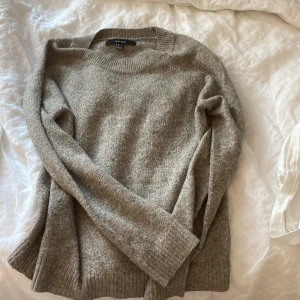 En grå beage tjocktröja från Vero Moda - En stickad tjocktröja med tunt material i storlek S