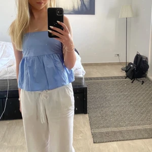 Linnebyxor  - Säljer mina vita linne byxor från förra sommaren då jag har köpt nya, utsvängda och lågmidjade och trendiga. Perfekta nu till sommaren. Perfekt längd på mig som är ungefär 162-169 dem är alltså inte korta❤️båda är mina bilder från förra sommaren 