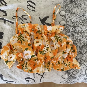 Topp - Mönstrad kort topp med justerbara band