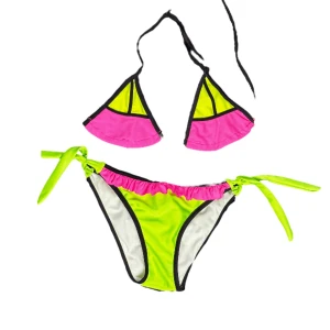 Färgstark neon rosa & grön bikini - Neon starka färger i rosa och grön/gul! Bikini. Toppen har lösa band, kan vara kronglig att fixa.