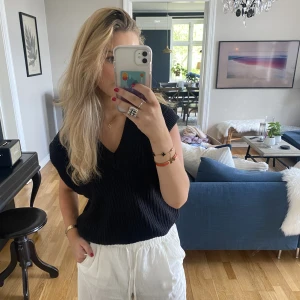 Stickad tröja - Svart stickad väst från H&M, storlek S, 100kr inklusive frakt 