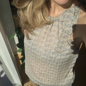 Blus  - Sommarblus perfekt till sommaren och våren. Säljer även matchande kjol.💗💗