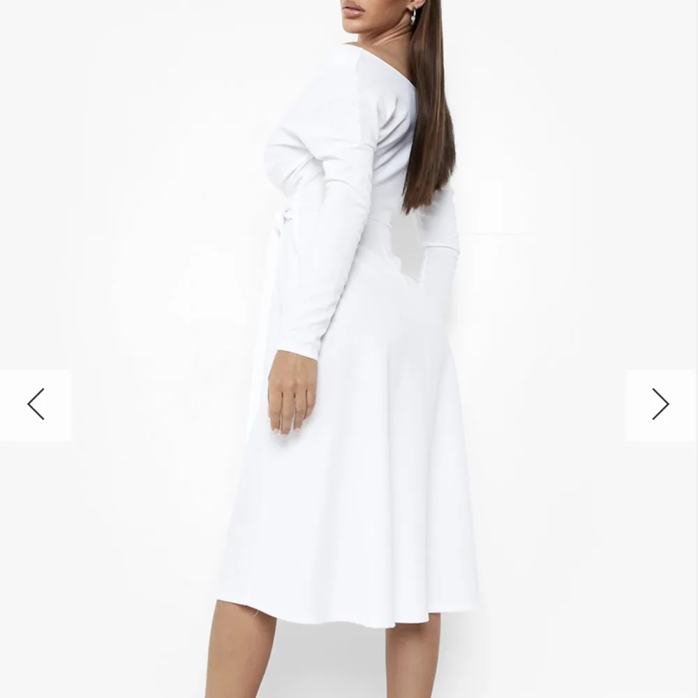 Oanvänd vit klänning som exempelvis passar till student/konfirmation. Jag säljer den då jag beställde flera klänningar till min student men valde en annan💕. Klänningar.