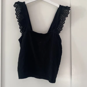 Gulligt sommar linne😍😍 - Använd Max 2 gånger. Söta axelband med tygspets. Köpare står för frakt💓 