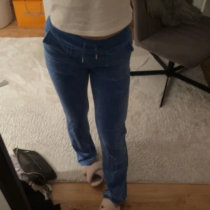 Juicy couture  - Helt nya aldrig använda byxor i blå från juicy couture passar xxs xs och s är i stl xs💞