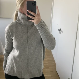 Turtleneck grå - Står xs i tröja men passar m som modellen.