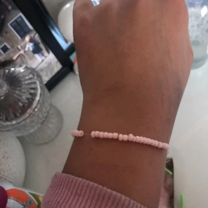 Armband med färgen ljus rosa  - Detta armband är gjort med kärlek och om ni är intresserade så kontakta mig 