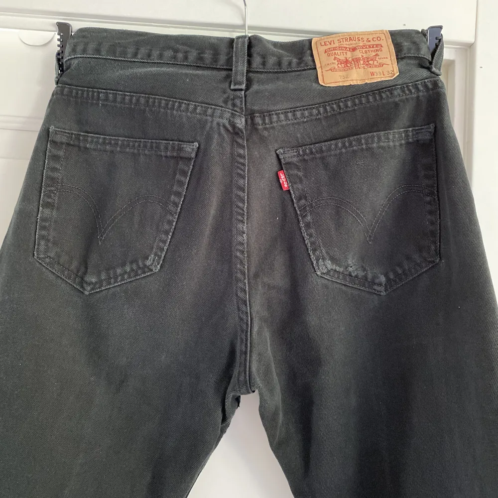 Säljer dessa snygga retro Levis jeansen pga för stora för mig. W33L32 straight fit . Jeans & Byxor.