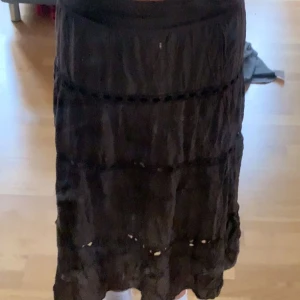 Långkjol 🫶 - En jättefin lång kjol, med spets detaljer. Köpt secondhand för ungefär ett år sen men säljer då den inte kommit till användning. För stor på mig, men går att knyta för att göra den mindre!💗