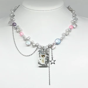 Handgjort pärlhalsband med katthänge - pärlhalsband i pastell med sötaste katten <3 material & kedjor i rostfritt stål 💙justerbar längd 40-45.5 cm, frakt spårbar via plick - 39 / frimärke - 15kr 💌