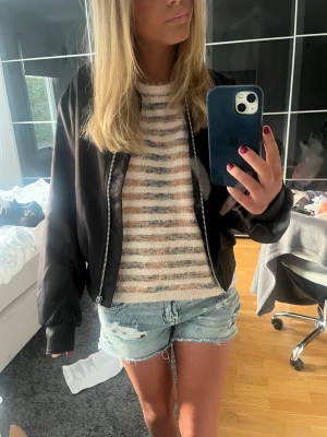 Jacka - Cool jacka liknande bomberjacka i bra skick o väldigt skön, bra varm till sommarkvällar 