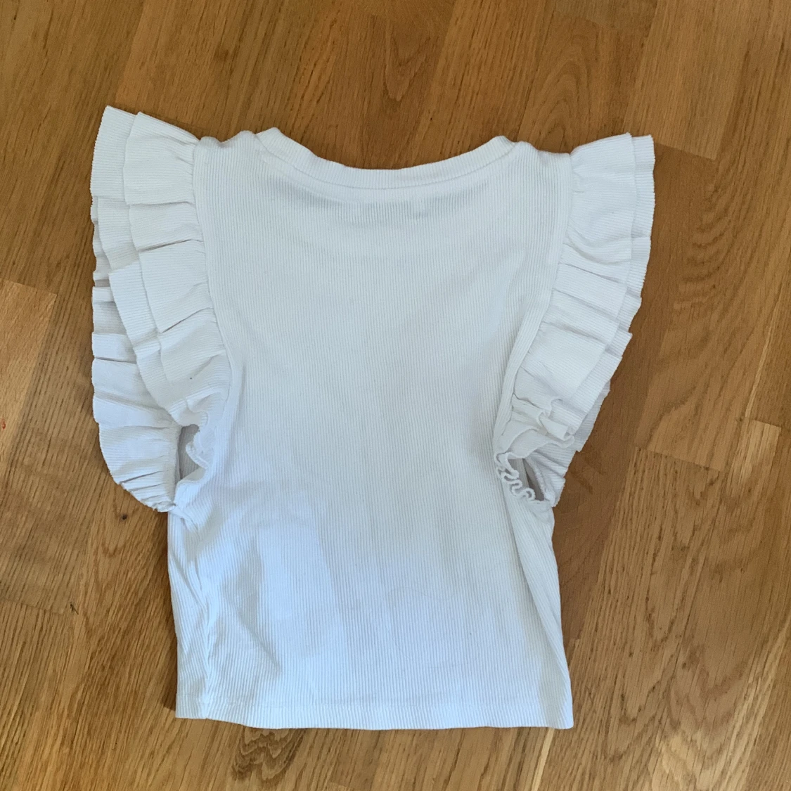 Zara T-shirt med volang på axlarna - 90