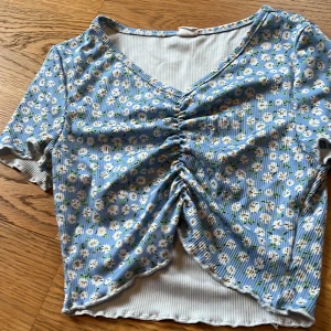 T-shirt med blommor - Jättefin till sommaren! För liten för mig🌸