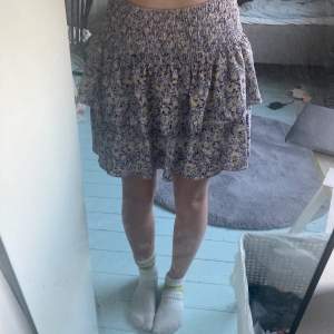 Jätte fin kjol från Gina, säljer för den ej används :)) inga hål eller fläckar 