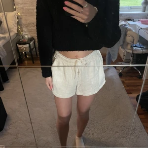 Vita shorts  - Säljer dessa vita shortsen ifrån HM, storlek S, säljes för att den är för stor💗