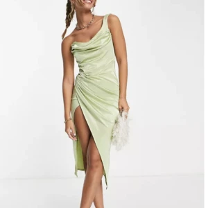 Klänning  - Salviagrön Klänning från ASOS, den är slutsåld på hemsidan. Klänningen är helt oanvänd och har etikettlappen kvar på. Den är för liten för mig men är jätte fin på 