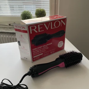 Revlon värmeborste  - Endast använd en gång. Insåg lite väl sent (när jag redan öppnat kartongen) att jag inte skulle ha tålamodet att lära mig hantera en värmeborste för att styla håret. Fungerar perfekt men kräver mer tålamod än vad jag har :)