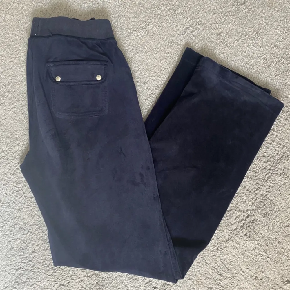 Säljer mina mörkblå juicy byxor ,köpta för ca 1år sedan,köparen står för frakt. Jeans & Byxor.