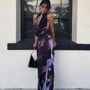 Kläning  - Säljer en super snygg kopia på denna ratandbo klänning.   Köpt på en online butik på Instagram.   Storlek xs-s  Pris 250kr