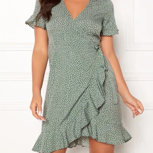 Omlottklänning - Omlottklänning som jag köpt på Plick men aldrig använt 🫶passar xs-liten m