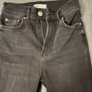 Stentvättade jeans som är mid raist och straight. 