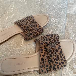 Ett par sandaler i leopard mönster