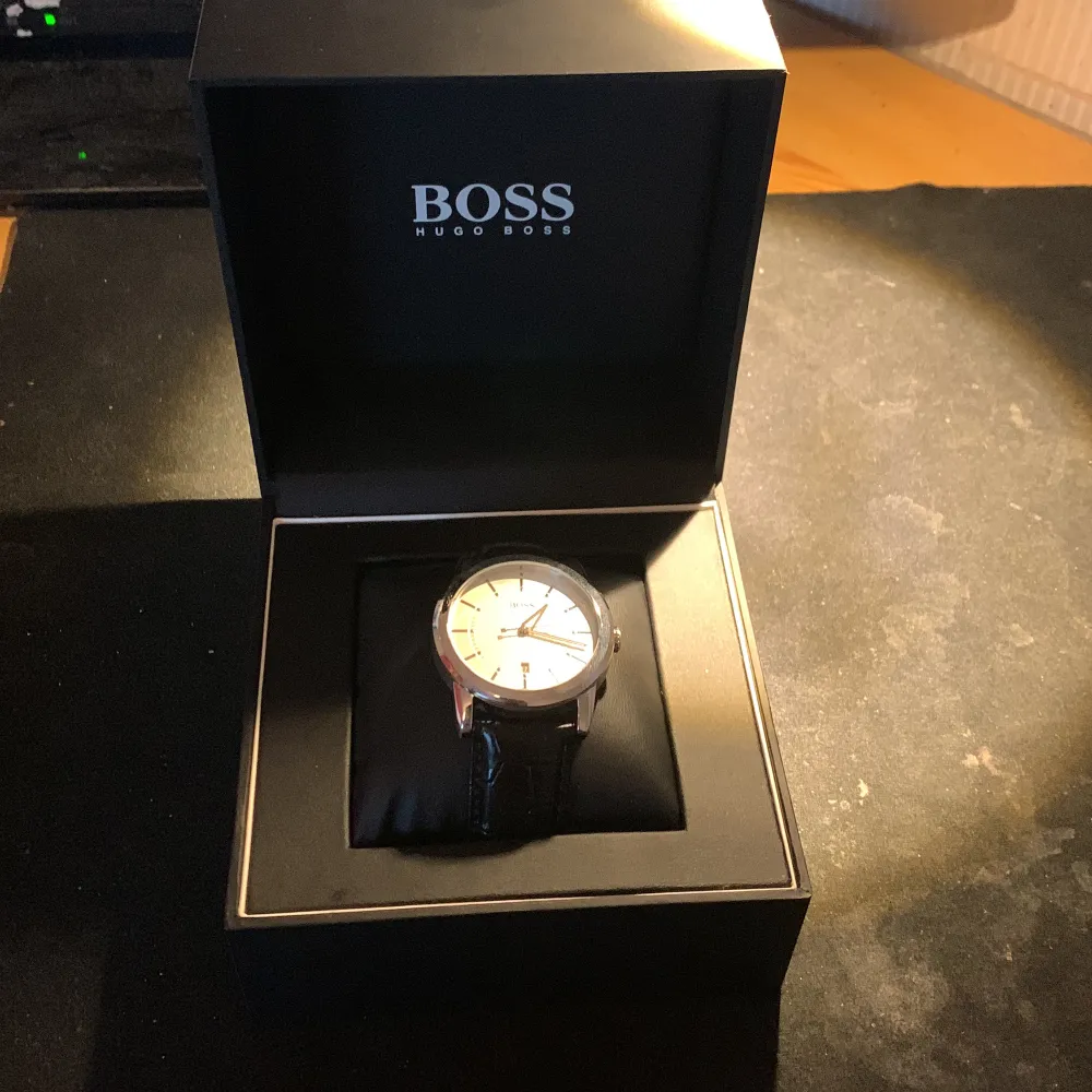 Hej! Jag säljer en Hugo boss klocka med äkta läder eftersom att jag inte använder den! Priset kan alltid diskuteras!. Accessoarer.