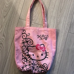 Hellokitty totebag/väska - Säljer min hellokitty väska, aldrig använd. Du står för frakten. Fin för dig som gillar sanrio,hello Kitty, y2k mm. Skriv för intresse!