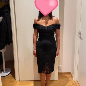 Klänning  - Säljer min fina svarta klänning. Funkar på festligheter som bal bröllop etc. Väldigt fina små detaljer. Nypris 2500. Pris kan diskuteras 💗