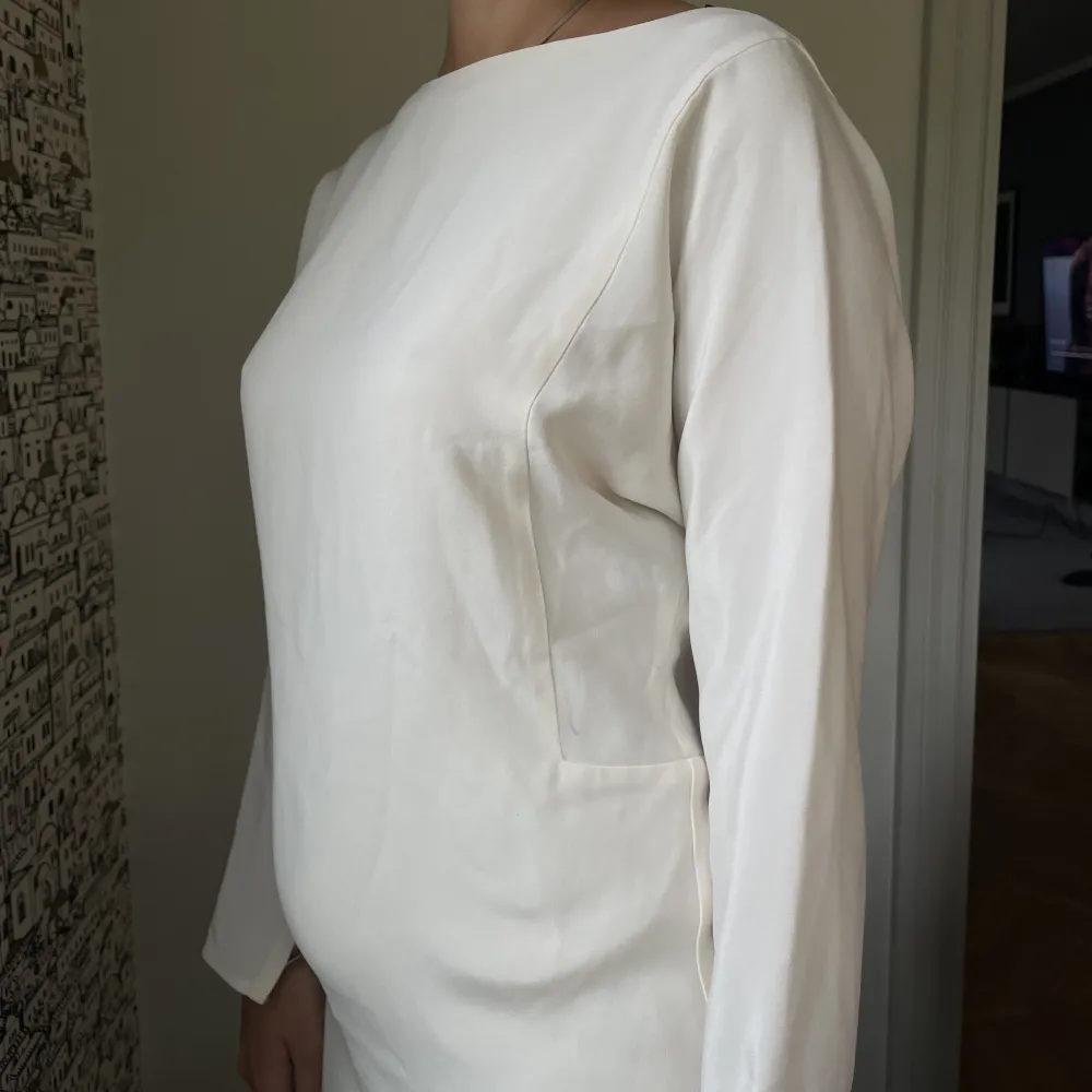 Krämvit klänning från Ralph Lauren som aldrig har använts. Skickar endast, fraken ingår inte i priset☺️. Klänningar.