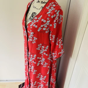 Klänning midi M🌸 - Säljer fin sommar klänning  Skönt kvalitet  Använd en gång  Felfri