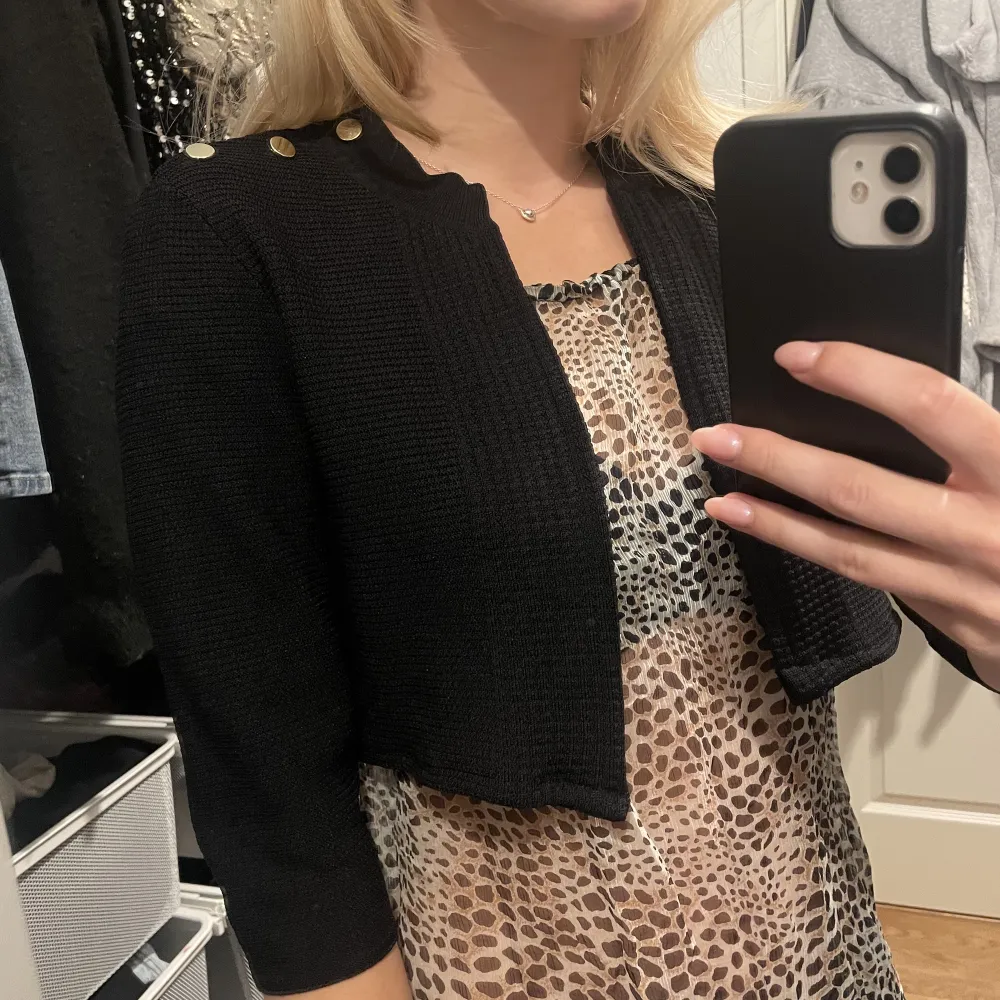 Säljer denna bolero/kofta som jag själv sytt om från en h&m tröja! Väldigt snygg, passar till alla tillfällen, skriv gärna för fler frågor💗. Toppar.