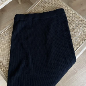 Stickad kjol - Stickad, ribbad kjol, knappt använd 