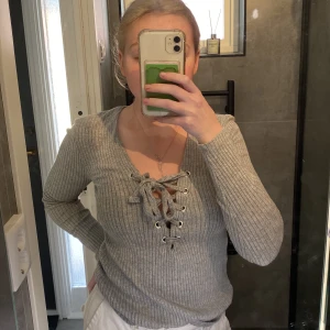 Grå v ringad tröja med band - En härligt tunn grå snygg långärmade tröja som enbarst används en gång så är i nyskick🤍