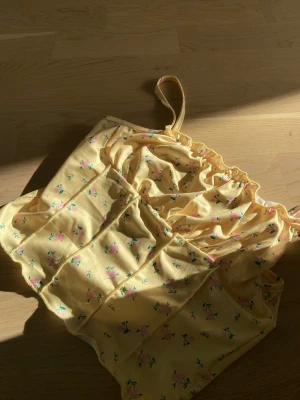 Jättegullig sommartopp - Toppen har fint blommönster och är ganska kort. 