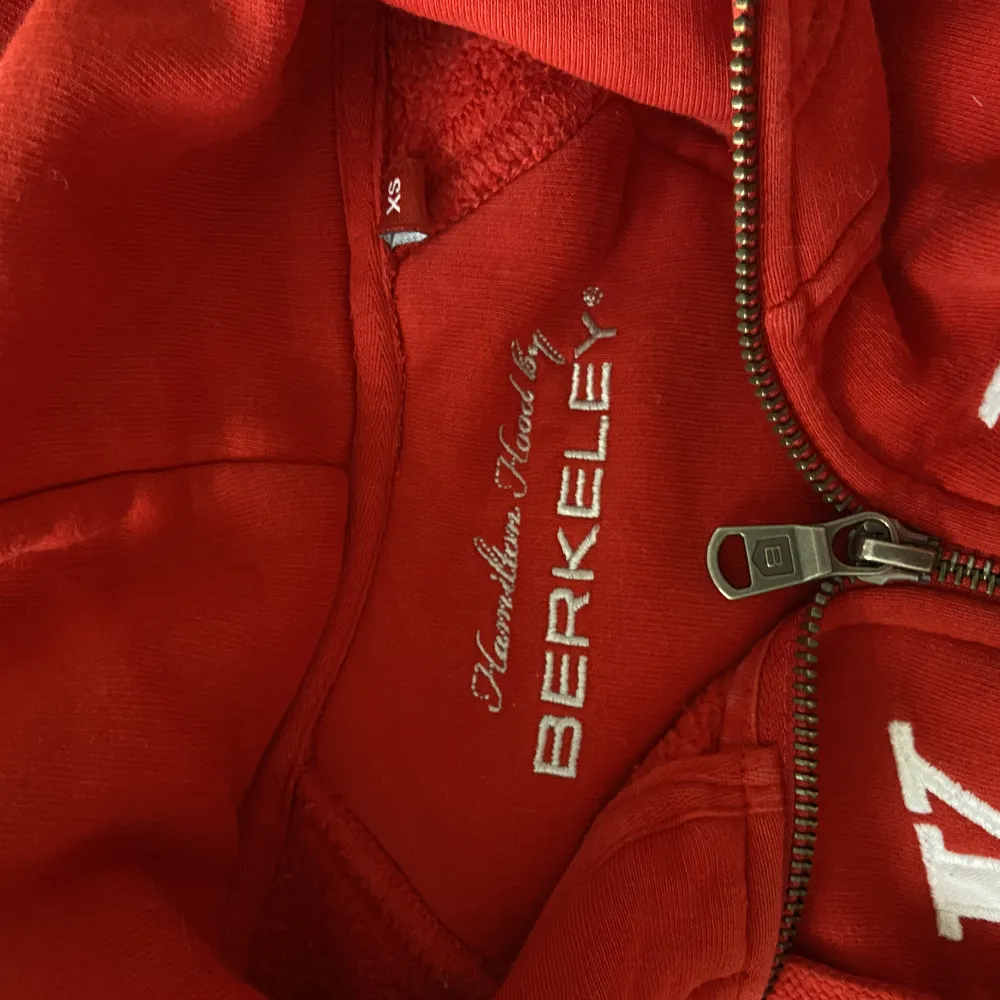 Röd somrig hoodie!! Snyggt åtsittande med en vit text där det står ”berkeley.” Den är mjuk och har bra kvalitet . Hoodies.