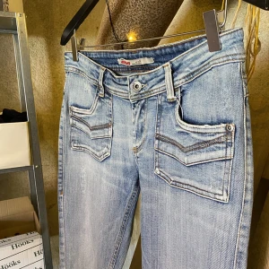 Lågmidjade jeans - Super coola vintage lågmidjade jeans Storlek 38 och L34 (Midjemåttet är ca 80cm & innerbenslängden ca 82cm) 