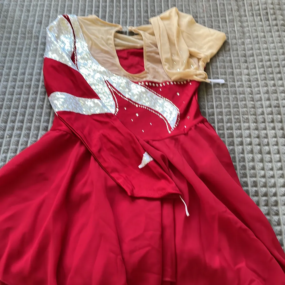 En röd konståkning klänning. Aldrig använd. Går att diskutera pris . Klänningar.