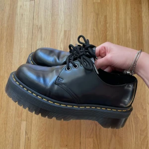 Dr Martens 1461 Quad  - Dr Martens 1461 Quad Black polished smooth genuine leather.  Knappt använd pga fel storlek🖤 PM för flera bilder