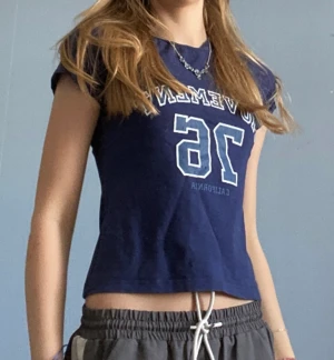 Croptop t-shirt  - y2k, Stockholm stil, passar även till flera perfekt för varje dag, strl XS