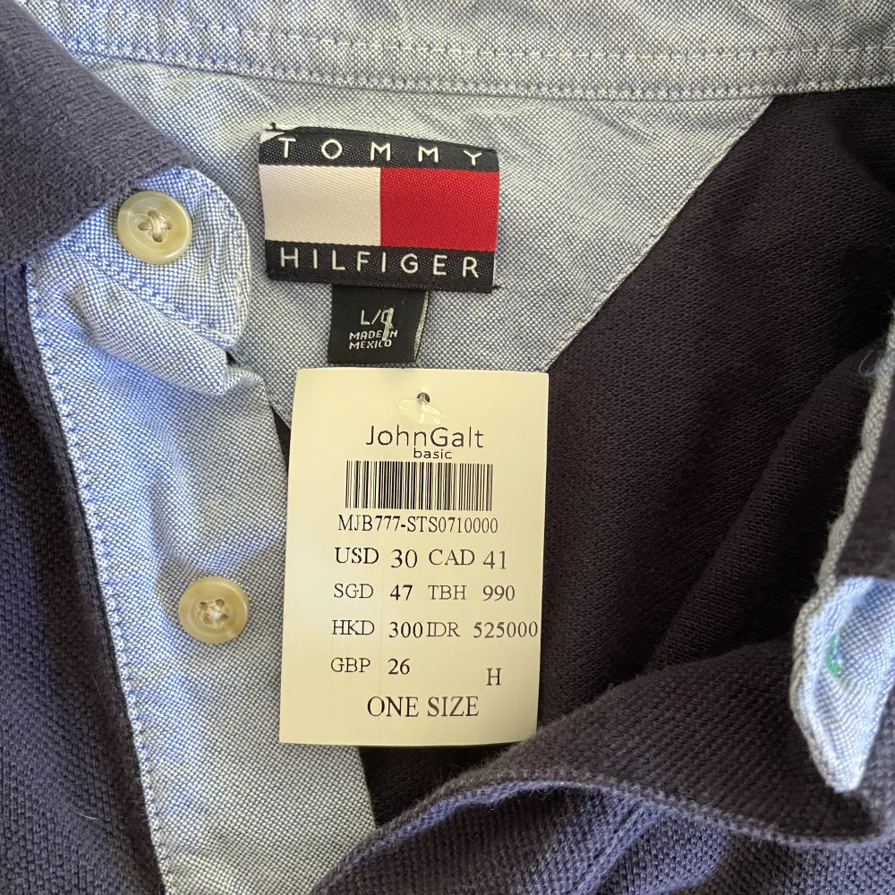 En avklippt Tommy hilfiger piké köpt på brandy Melville i usa för några år sedan🇺🇸. Aldrig kommit till användning tyvärr och därav är lappen kvar! ✨ Är i storlek L men skulle säga att den passar alla beroende på hur man vill att den ska sitta!😋. Skjortor.