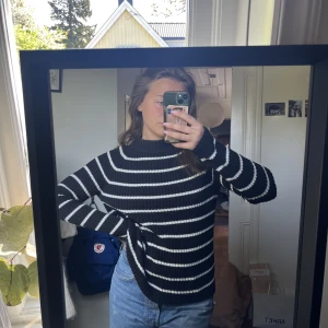 Randig stickad  - Från Gina! Ganska tunn