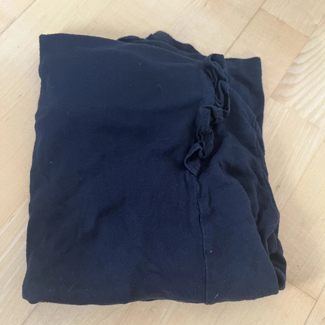 Svart tajt tröja med volanger - 90