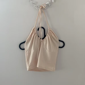 Linne - Gulligt linne från Nelly. Har justerbara knyten. Är aldrig använd.