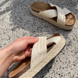 Inuikii inspererade sandaler/tofflor jätte sköna, använda en gång (nyskick)!