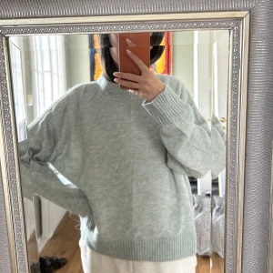 Stickad tröja Alpaca Blend Bikbok  - Storlek M. Turkos/blå. Alpaca blend.