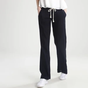 roxy linnebyxor  - säljer dessa mörkblåa linnebyxor ifrån roxy då dem är förstora för mig. de är slutsålda på både deras egna hemsida och zalando. ordninariepriset ligger på 600kr, mitt pris kan diskuteras! byxorna är lite slitna längst ned, hör av er för fler bilder!